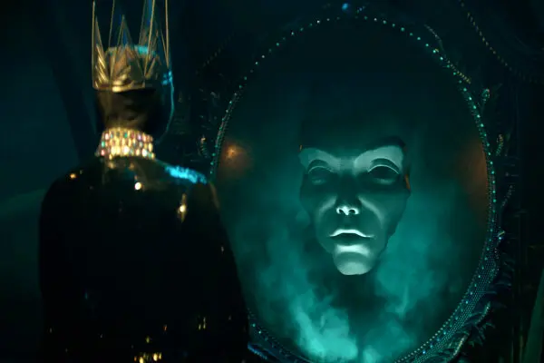 20BIZ-SNOW-WHITE-mirror-lmvf-articleLarge Snow White: All the Secrets from the Trailer! 💥 - Complete Analysis